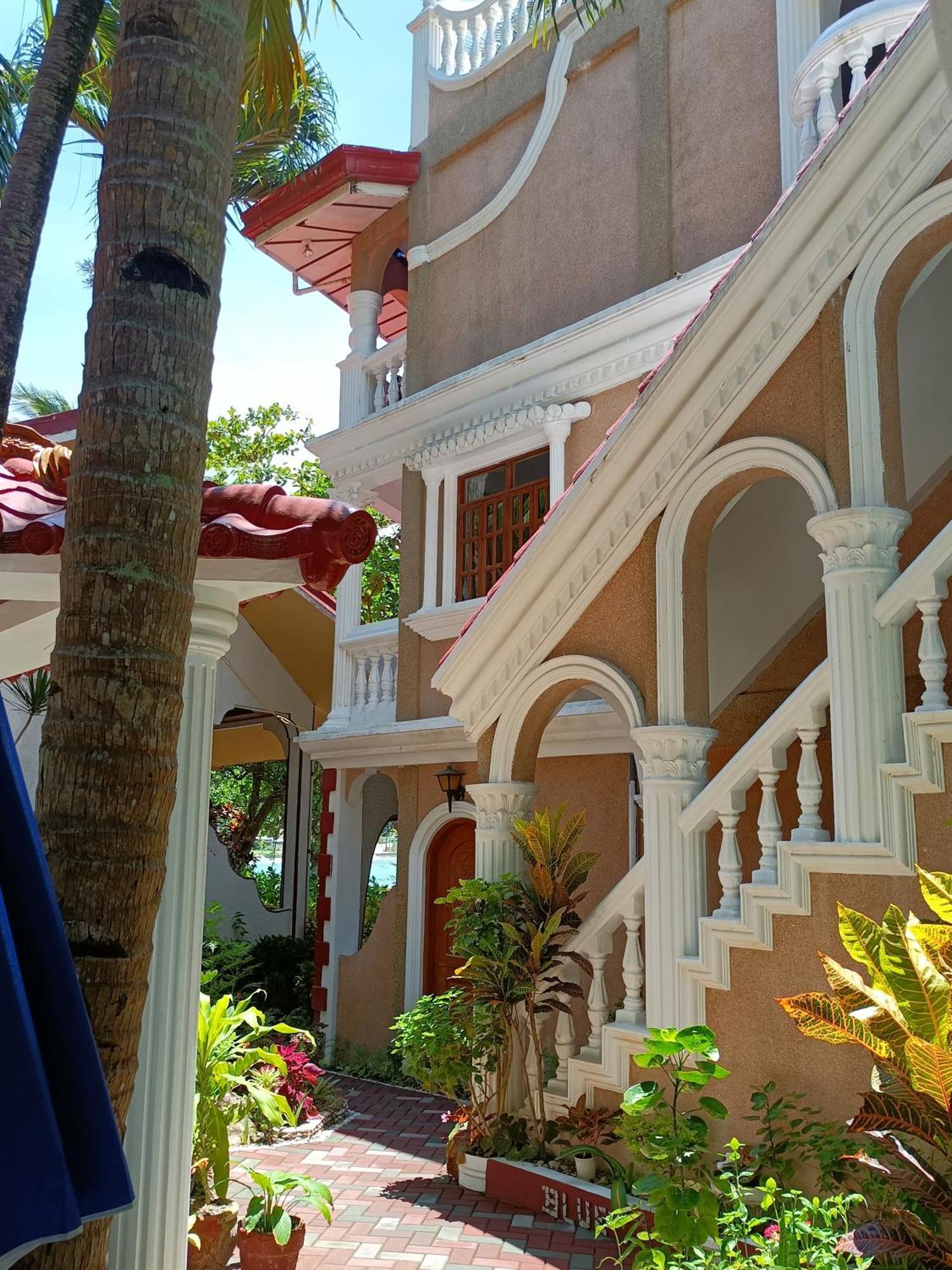 Blue Crystal Beach Resort Puerto Galera Exterior foto
